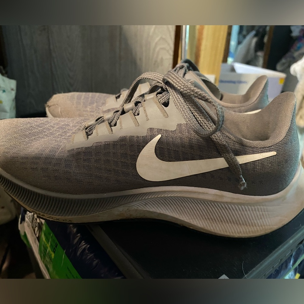 Tennis shoes